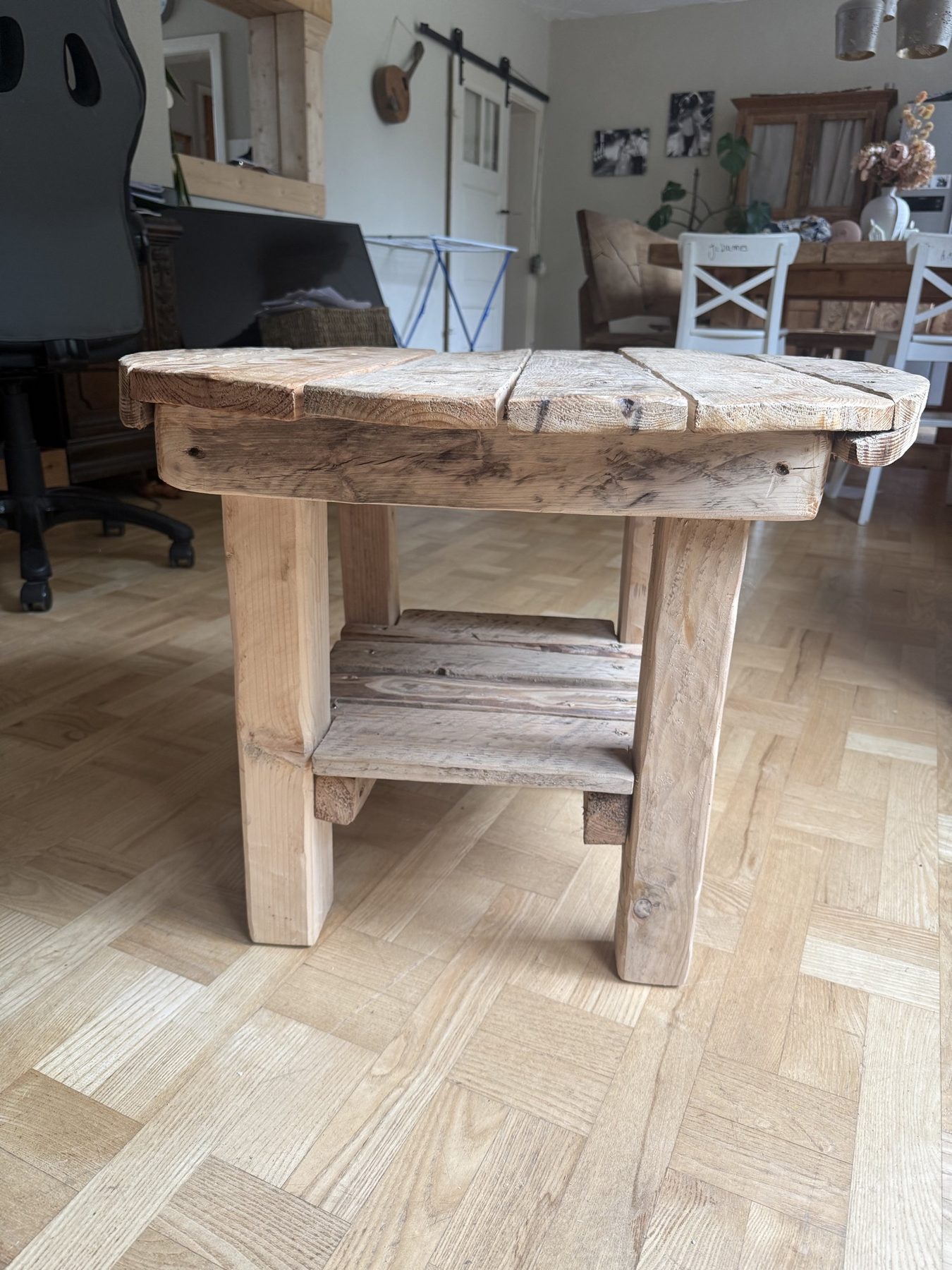 Runder Couchtisch aus Holzleisten mit Zwischenboden