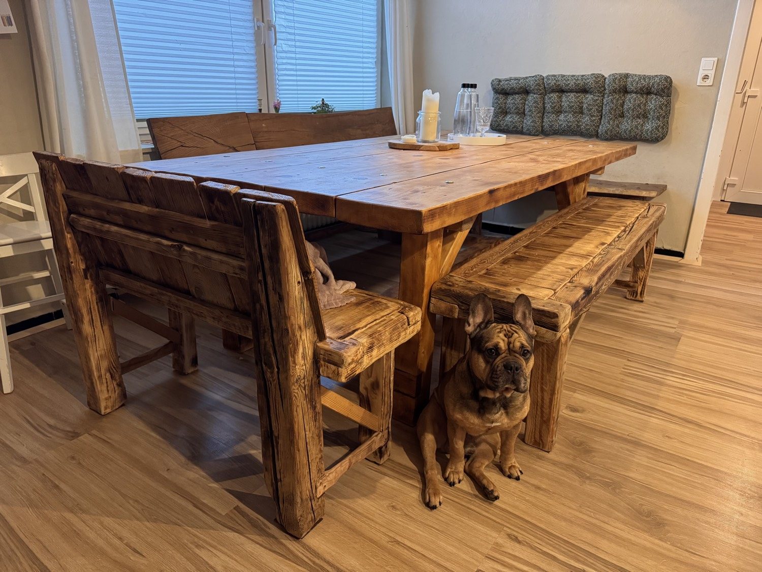 Esstisch und Bänke mit Familienhund in Schmessau