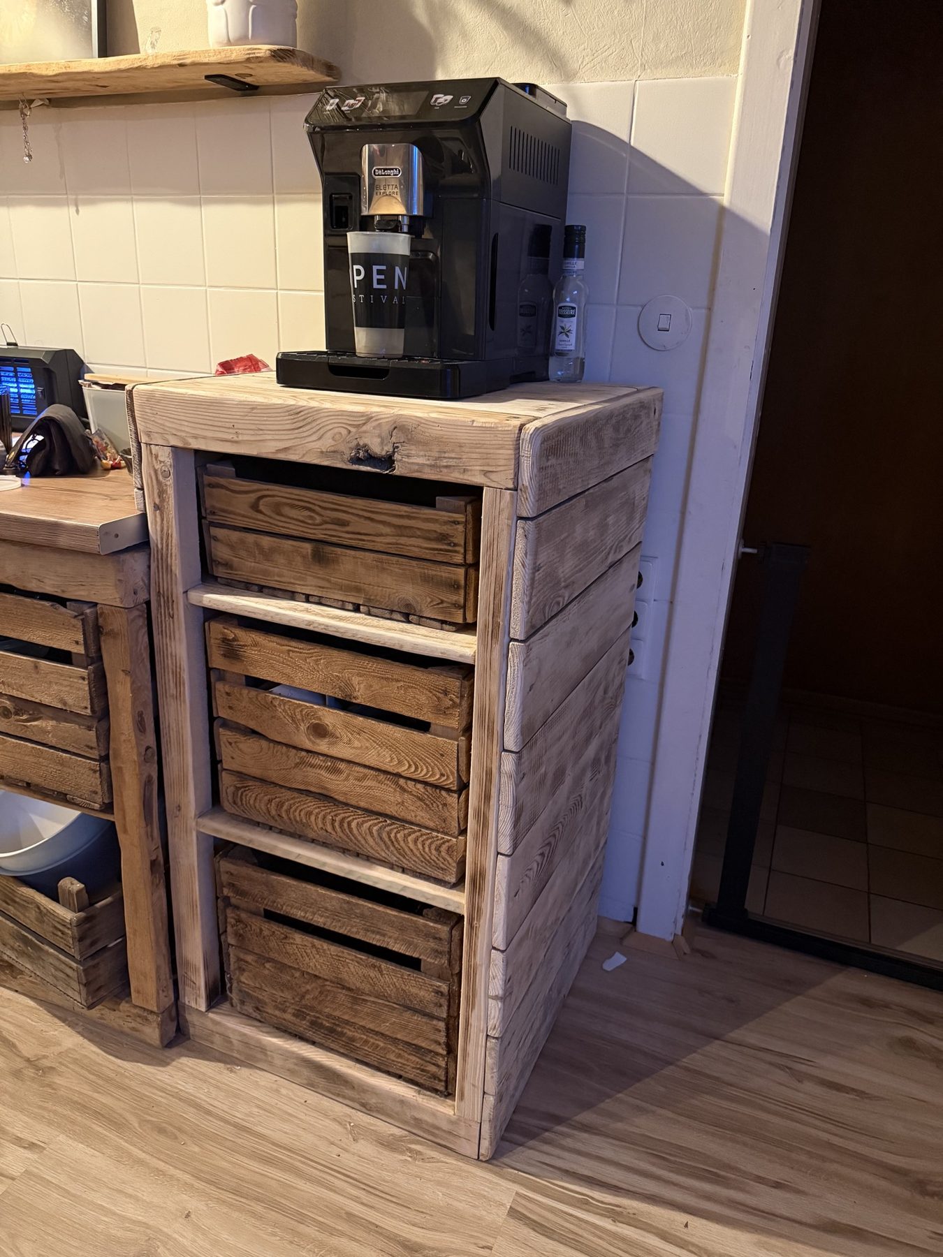 Hoher Kieferenschrank mit drei Holzkisten als Fächer und Kaffeemaschine oben