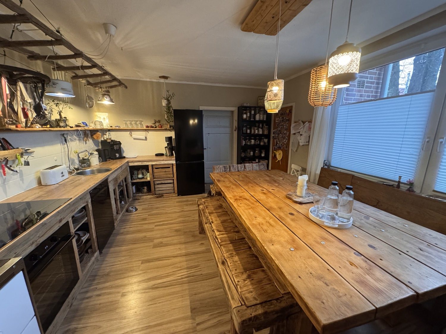 Holzküche und Esstisch im Haus in Schmessau