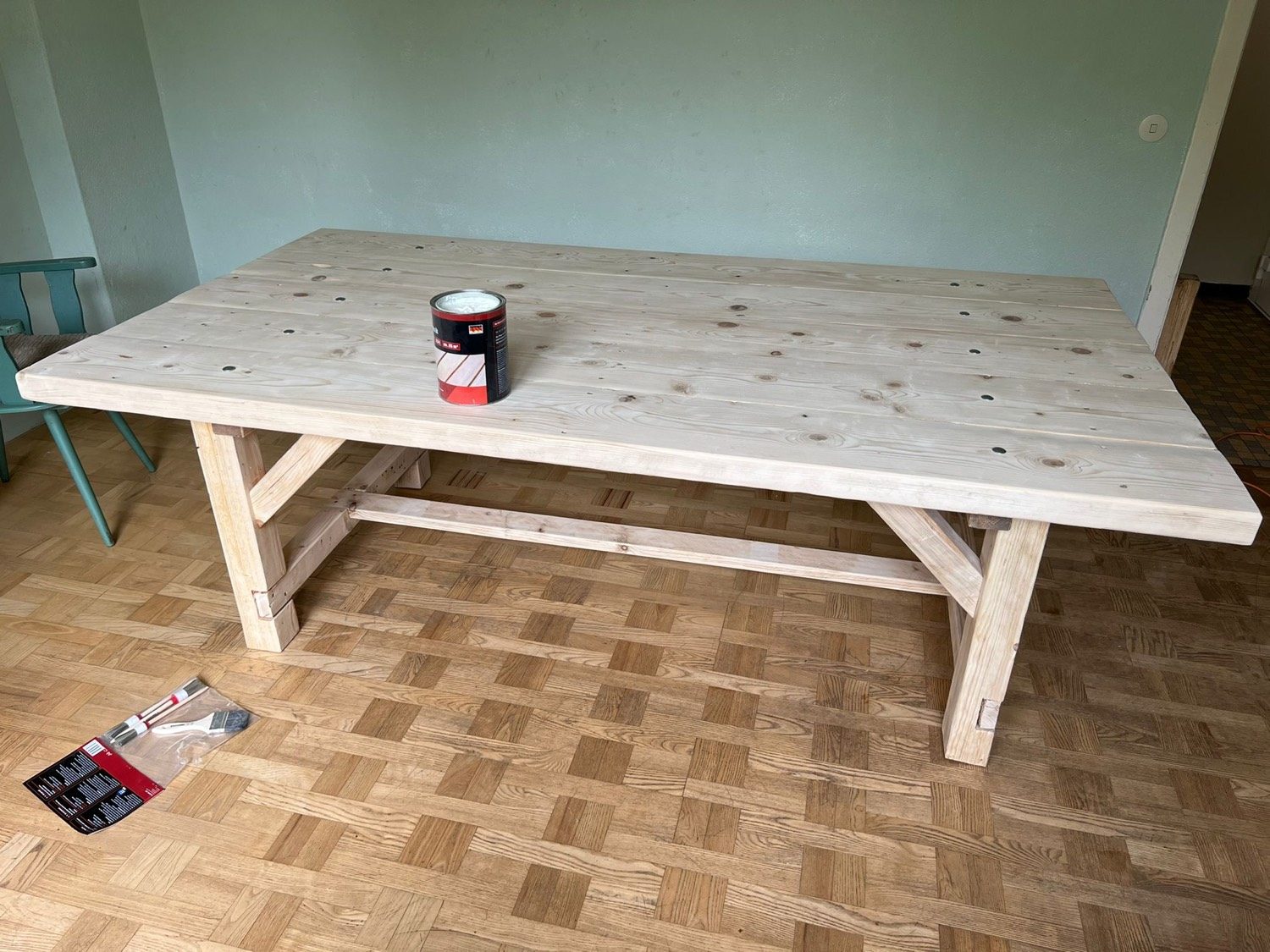 Unbehandelte Kieferplatte mit einer Dose Holzschutz